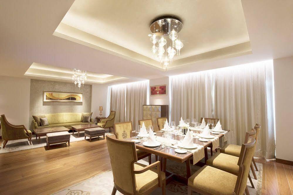 Отель Taj Swarna, Амритсар Экстерьер фото A private dining room at the hotel