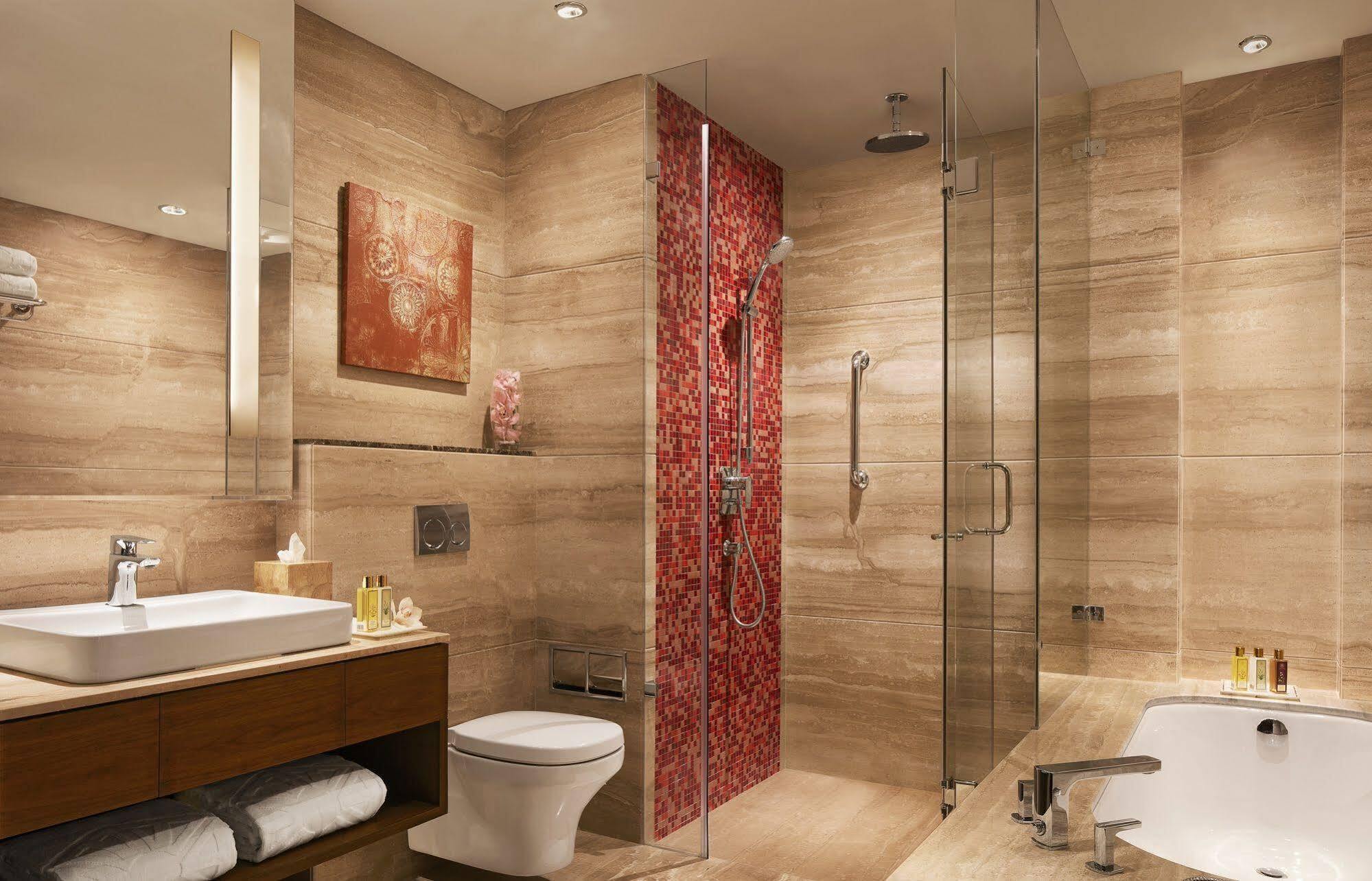 Отель Taj Swarna, Амритсар Экстерьер фото A modern bathroom