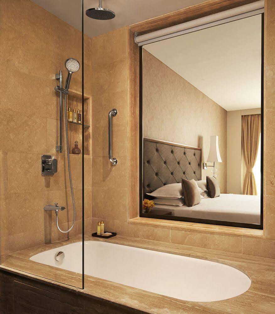 Отель Taj Swarna, Амритсар Экстерьер фото Bathroom